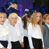 Uroczystość ślubowania pierwszych klas w Szkole Podstawowej w Chełmcu - dzieci i nauczyciele odświętnie ubrani, sala udekorowana stosownie do uroczystości