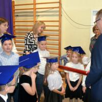 Uroczystość ślubowania pierwszych klas w Szkole Podstawowej w Chełmcu - dzieci i nauczyciele odświętnie ubrani, sala udekorowana stosownie do uroczystości