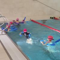 Uczestnicy projektu - dzieci - na basenie uczą się pływać