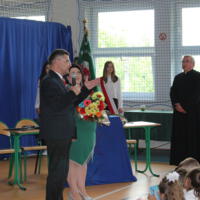 Zdjęcie ilustracyjne wiadomości: Zakończenie roku szkolnego w Szkole Podstawowej w Librantowej. Pożegnaliśmy ósmoklasistów oraz odchodzącego na emeryturę księdza Henryka Osorę.
 #71