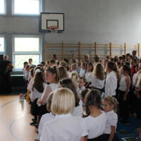 Zdjęcie ilustracyjne wiadomości: Zakończenie roku szkolnego w Szkole Podstawowej w Librantowej. Pożegnaliśmy ósmoklasistów oraz odchodzącego na emeryturę księdza Henryka Osorę.
 #73
