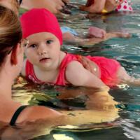 Zdjęcie ilustracyjne wiadomości: Rozpoczęcie projektu „Baby Swim” – Nauka pływania niemowlaków dla dzieci z terenu Gminy Chełmiec w wieku od 3 miesięcy do 3 lat. #1