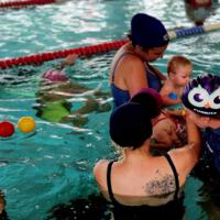 Zdjęcie ilustracyjne wiadomości: Rozpoczęcie projektu „Baby Swim” – Nauka pływania niemowlaków dla dzieci z terenu Gminy Chełmiec w wieku od 3 miesięcy do 3 lat. #4