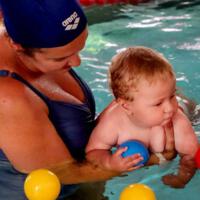 Zdjęcie ilustracyjne wiadomości: Rozpoczęcie projektu „Baby Swim” – Nauka pływania niemowlaków dla dzieci z terenu Gminy Chełmiec w wieku od 3 miesięcy do 3 lat. #13