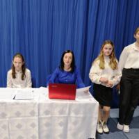 Uczestnicy konkursu na sali siedzą przy stolikach