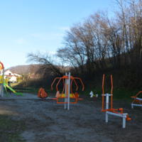 Zdjęcie ilustracyjne wiadomości: Zakończono montaż urządzeń placu zabaw i siłowni plenerowej w Kurowie. #1