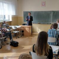 Zdjęcie ilustracyjne wiadomości: Lekcja Wiedzy o społeczeństwie w szkole w Biczycach Dolnych z udziałem wójta gminy. #2