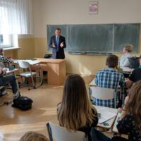 Zdjęcie ilustracyjne wiadomości: Lekcja Wiedzy o społeczeństwie w szkole w Biczycach Dolnych z udziałem wójta gminy. #4