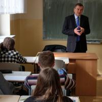 Zdjęcie ilustracyjne wiadomości: Lekcja Wiedzy o społeczeństwie w szkole w Biczycach Dolnych z udziałem wójta gminy. #6
