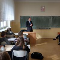 Zdjęcie ilustracyjne wiadomości: Lekcja Wiedzy o społeczeństwie w szkole w Biczycach Dolnych z udziałem wójta gminy. #7