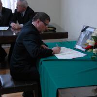 Zdjęcie ilustracyjne wiadomości: <b>Uczczenie pamięci Prezydenta RP i Wszystkich tragicznie zmarłych w katastrofie lotniczej przez samorząd Gminy Chełmiec </b> #26
