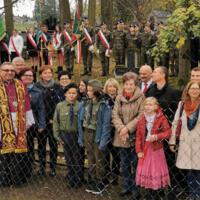 Obchody Narodowego Święta Niepodległości w Szkole Podstawowej w Marcinkowicach - zdjęcia z uroczystości na cmentarzu w Marcinkowicach