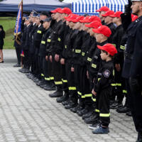 Uroczystość poświęcenia nowego samochodu strażackiego w OSP Paszyn.
Najmłodsi strażacy w wieku szkolnym ustawieni w rzedzie