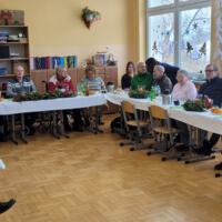 Dom Seniora ,,Pogodne dni” z wizytą w Szkole Podstawowej w Januszowej