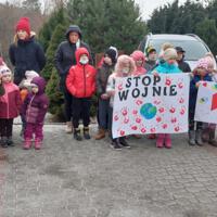 Zdjęcie ilustracyjne wiadomości: Happening „Stop wojnie” w Szkole Podstawowej w Januszowej #1