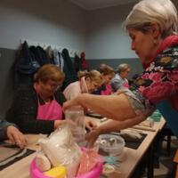 W dniu 16 lutego w Remizie OSP w Paszynie odbyły się warsztaty z ceramiki dla dorosłych. Zostały one zorganizowane przez Gminny Ośrodek Kultury w Chełmcu.