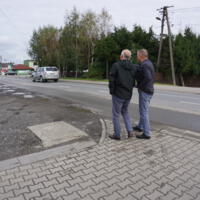 Wójt gminy Bernard Stawiarski i Starosta Powiatu Nowosądeckiego stoją obok siebie na drodze,  w tle droga i budynki mieszkalne
