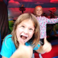 Festiwal radości - dzieci uczestniczą w rożnych grach i zabawach na boisku na świeżym powietrzu, dmuchańce, autka elektryczne, popcorn - zdjęcia ilustracyjne