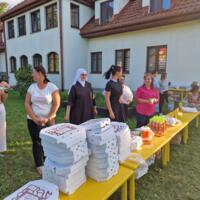 Festiwal radości dla dzieci w przedszkolu w Wielogłowach, dzieci bawią się na trawniku, korzystają z dmuchańców i innych atrakcji