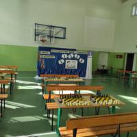 Sala gimnastyczna z przygotowanymi stolikami i zestawami do gry w szachy
