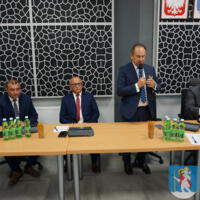Sesja Rady Gminy Chełmiec, na zdjęciu prezydium rady, Wojciech Skrzypiec, Marek Poręba, Wiesław Szołdrowski, gość nadzwyczajny minister Gut-Mostowy trzyma mikrofon.
