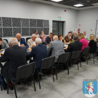 Sesja Rady Gminy Chełmiec - radni w oficjalnych strojach siedzą przy stole