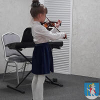Dziewczynka gra na skrzypcach 