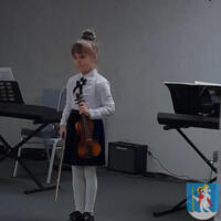 Dziewczynka gra na skrzypcach 