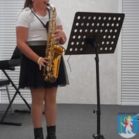 Dziewczynka gra na saksofonie