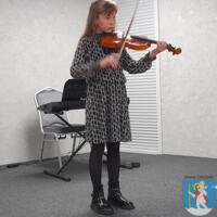 Dziewczynka gra na skrzypach