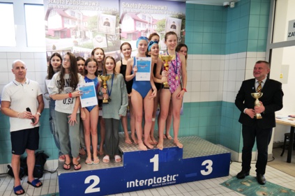 23 stycznia 2024 r. zgromadził na Pływalni Aqua Centrum Chełmiec ponad 140 zawodników, którzy po eliminacjach wewnętrznych, szkolnych wzięli udział w rywalizacji gminnej w poszczególnych stylach pływackich.