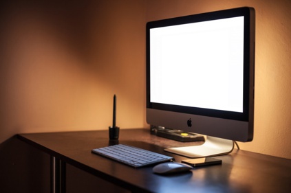 Zdjęcie ilustracyjne: komputer/monitor na biurku