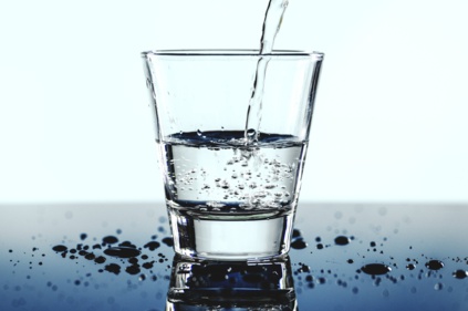Zdjęcie ilustracyjne - szklanka wody