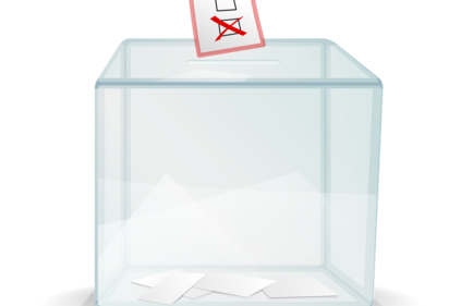 Zdjęcie ilustracyjne: urna wyborcza z kartą do głosowania