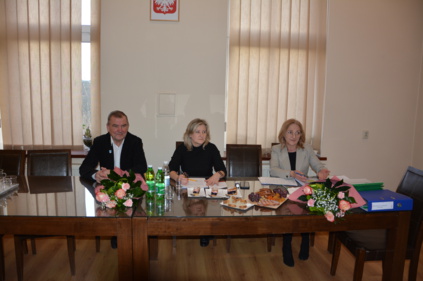 Spotkanie noworoczne z dyrektorami szkół - na zdjęciu w sali przy stole wójt gminy, dyrektor oraz główna księgowa GZE