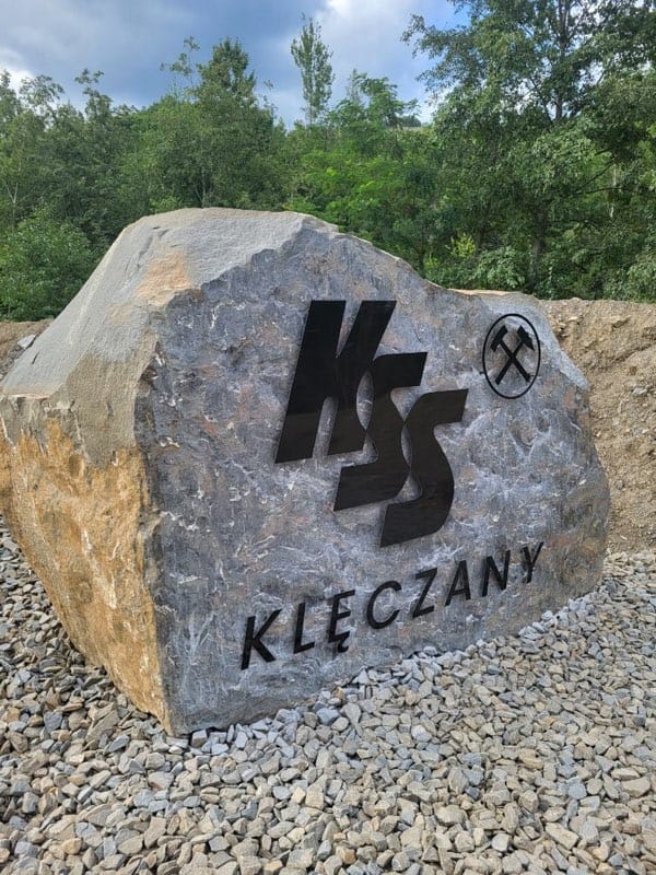 Wraz z funkcjonalnością systemu kopalni poprawia się również wizerunek spółki. Przy bramie wjazdowej stanął kamienny witacz z logo KSS Klęczany