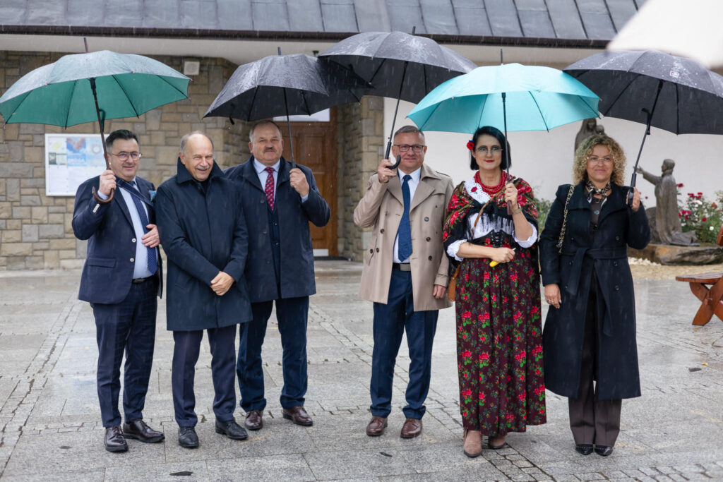 Wójt podczas święta ZSP w Niskowej rozdał nagrody uczniom i zapowiedział budowę nowej szkoły