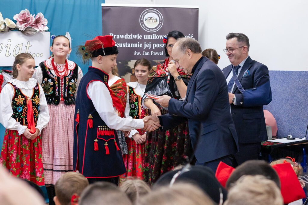 Wójt podczas święta ZSP w Niskowej rozdał nagrody uczniom i zapowiedział budowę nowej szkoły
